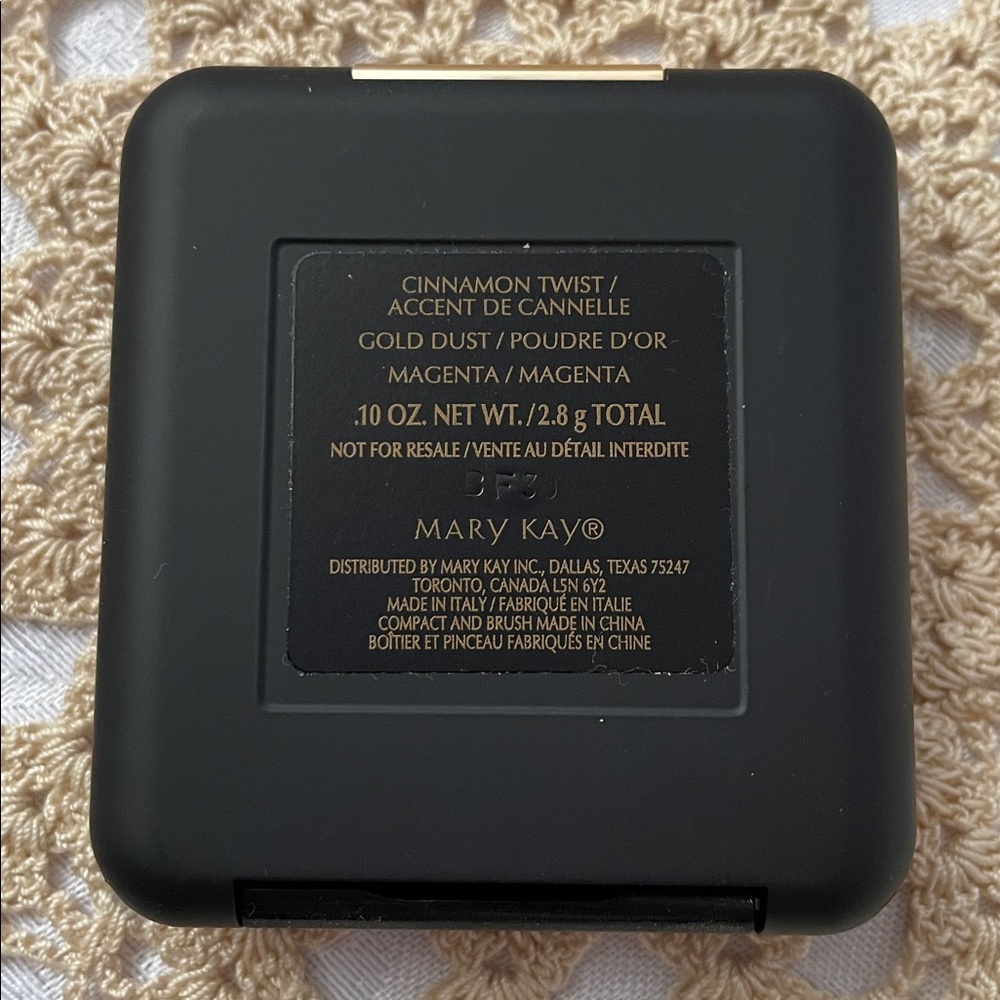 NWT Mary Kay Elegant Lip Palette with Mirror - Picture 3 of 3